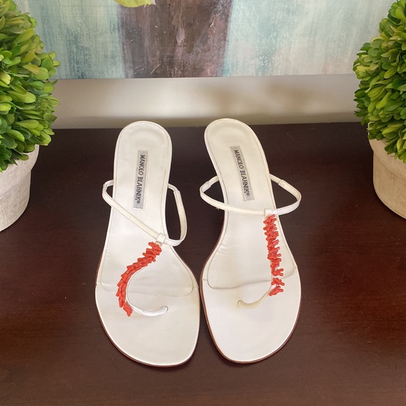 MANOLO BLAHNIK THONG SANDALS 2 INCH KITTEN HEEL EMBELLISHED WITH CORAL BEADS - Picture 3 of 17